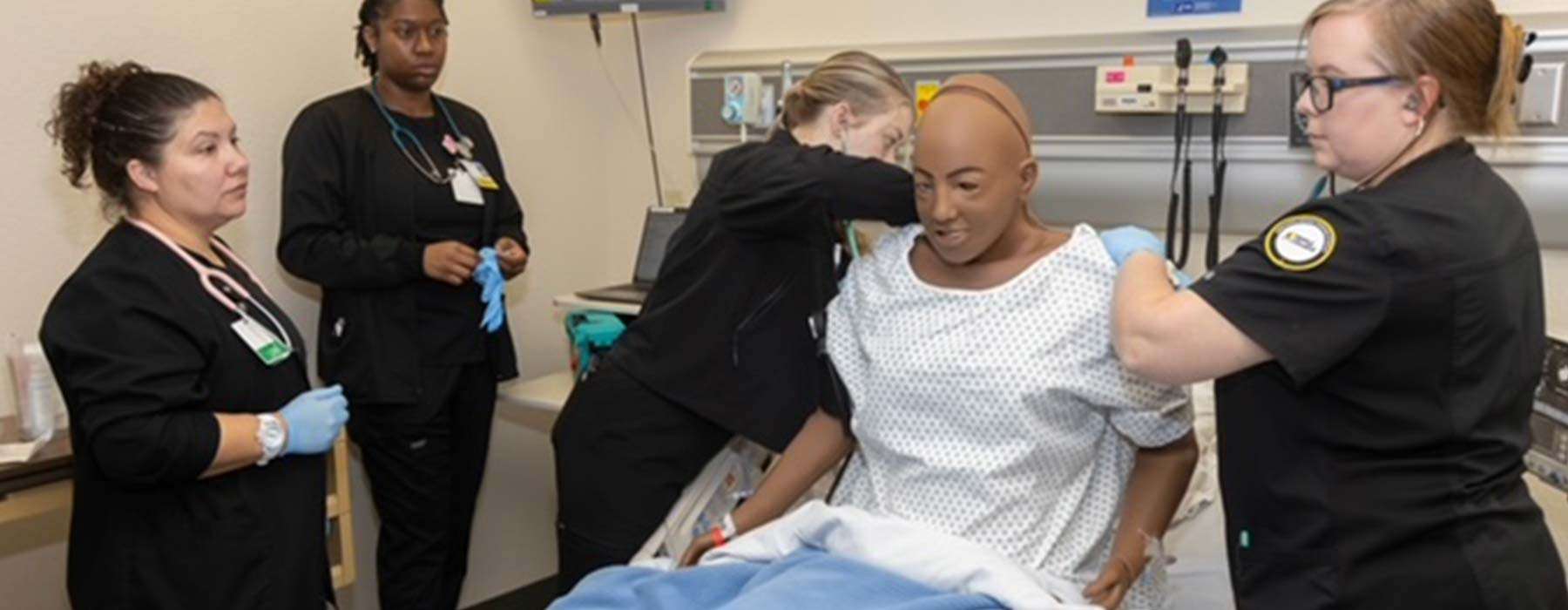 Temple College Nurses practicing in Simlab