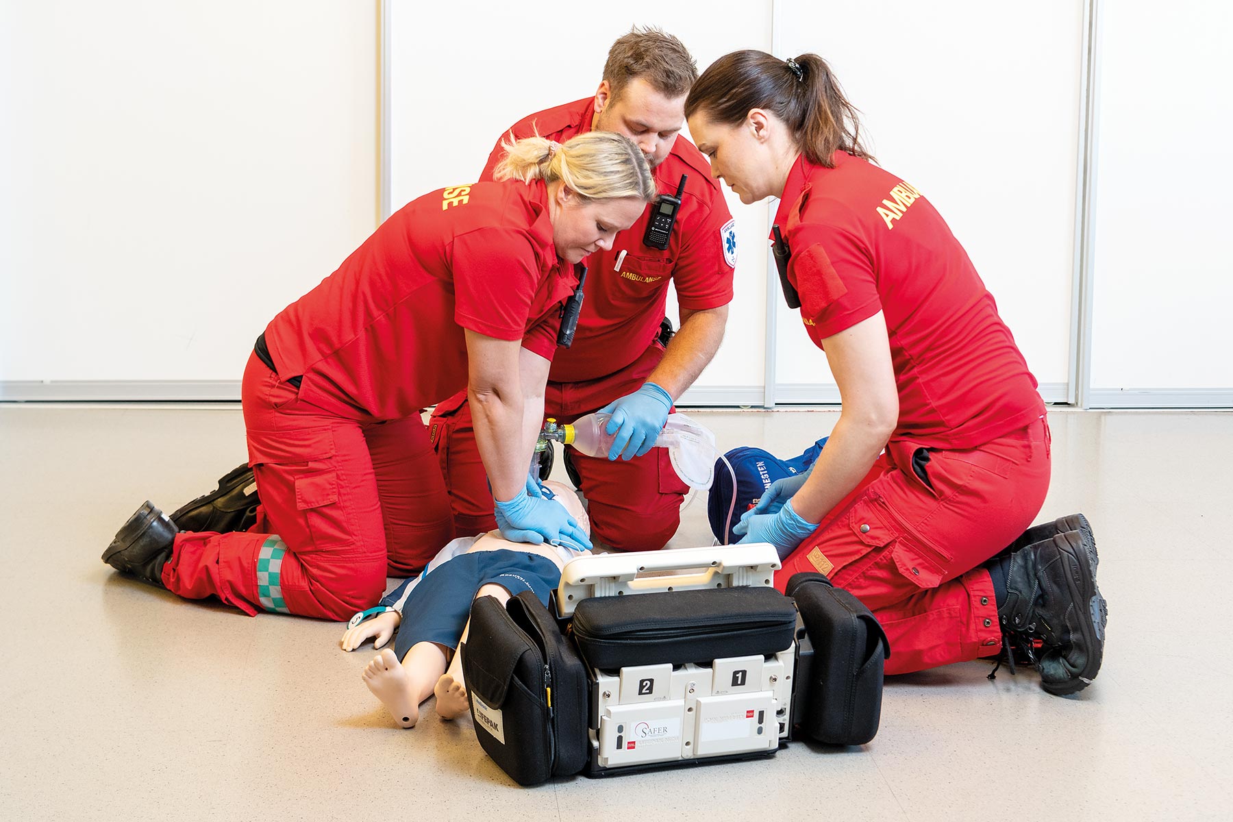Amazon | レールダル リトルジュニア QCPR 小児 心肺蘇生 トレーニングマネキン ソフトケース付き laeldal | レールダル |  自動体外式除細動器(AED)