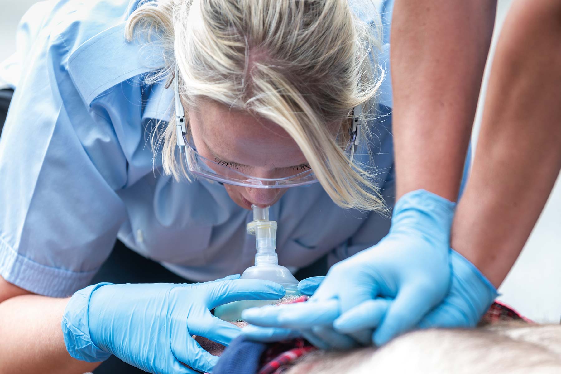 Person practicing with the Laerdal Pocket Mask
