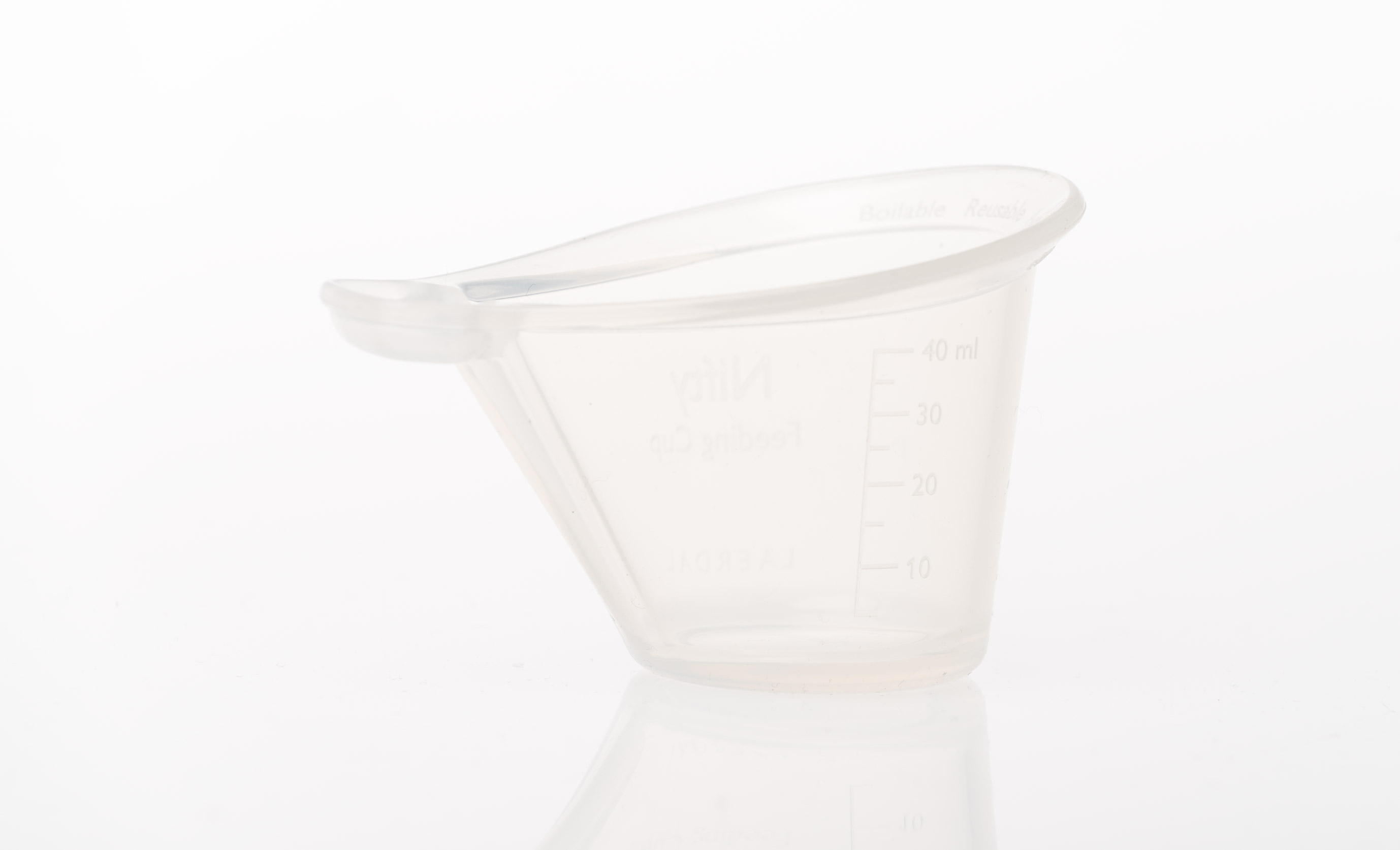 https://laerdal.com/cdn-4aaa09/globalassets/lgh/products/newborn/nifty-feeding-cup/_8lr5429.jpg