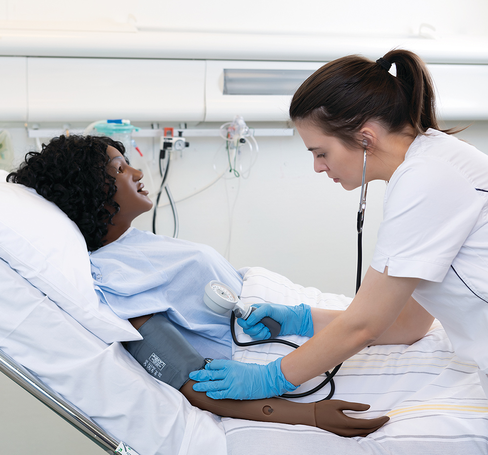 Pielęgniarka mierząca ciśnienie krwi na symulatorze pacjenta Nursing Anne Simulator