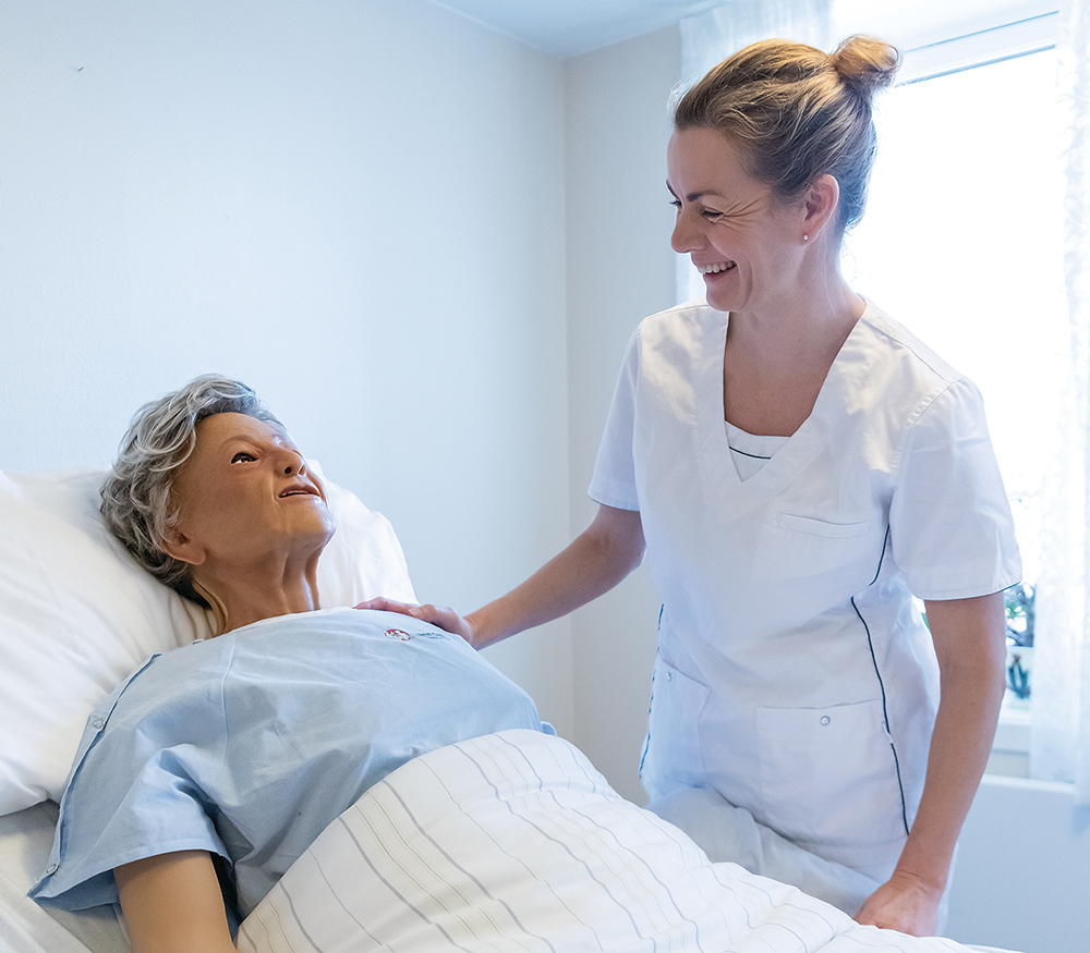 Pielęgniarka z Nursing Anne Simulator w wersji geriatrycznej