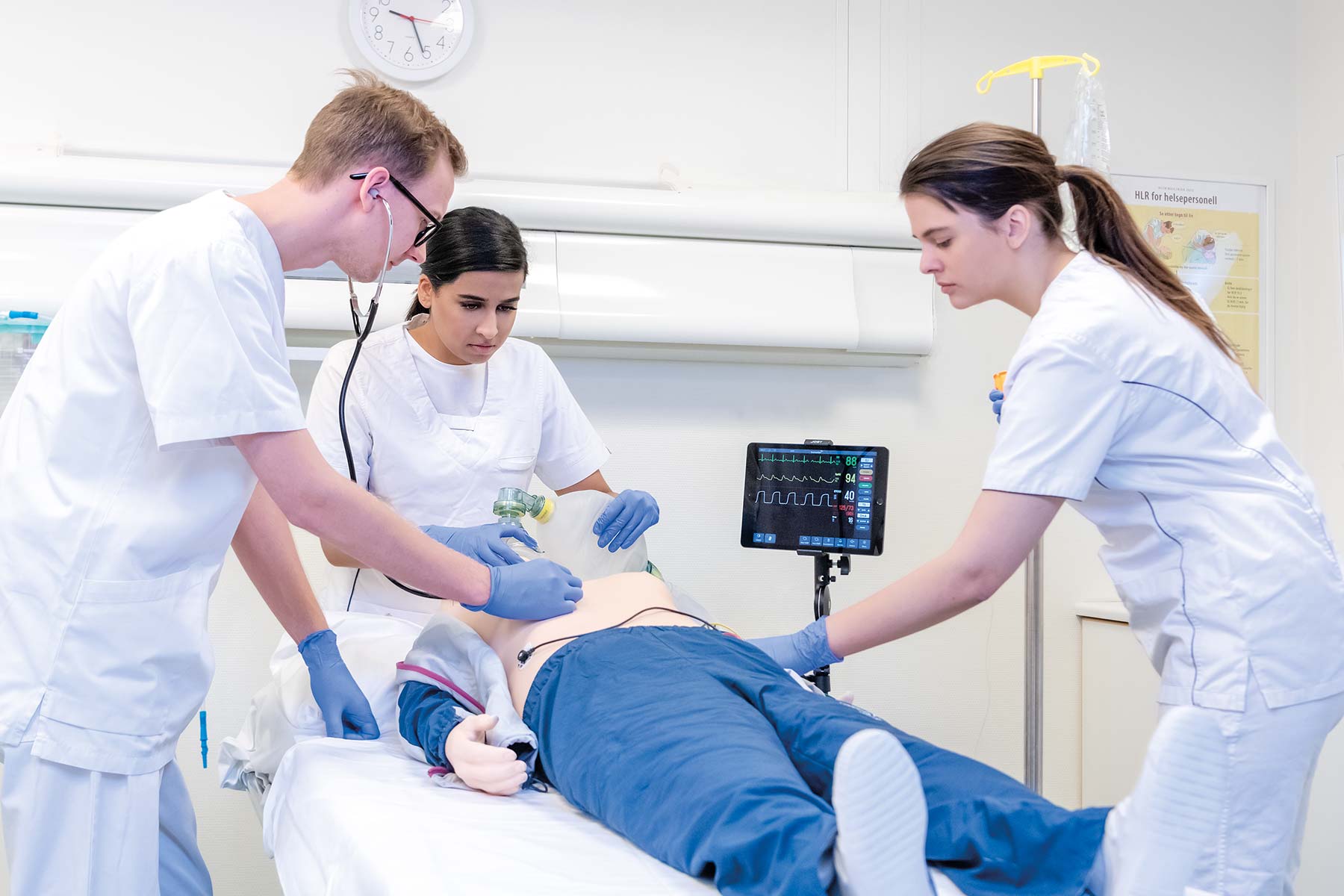 Simulation medical staff performing resuscitation training on a manikin using trumonitor