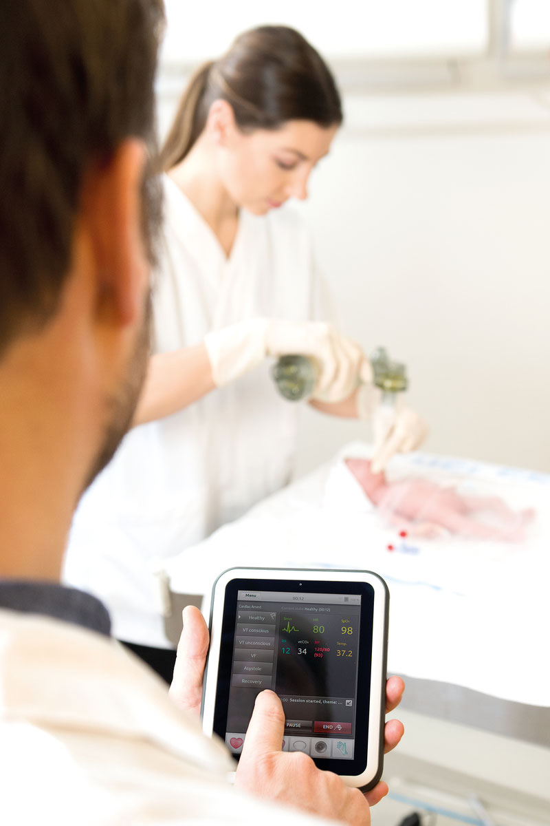Premature Anne 早産児シミュレータ/早産児タスクトレーナ | Laerdal Medical
