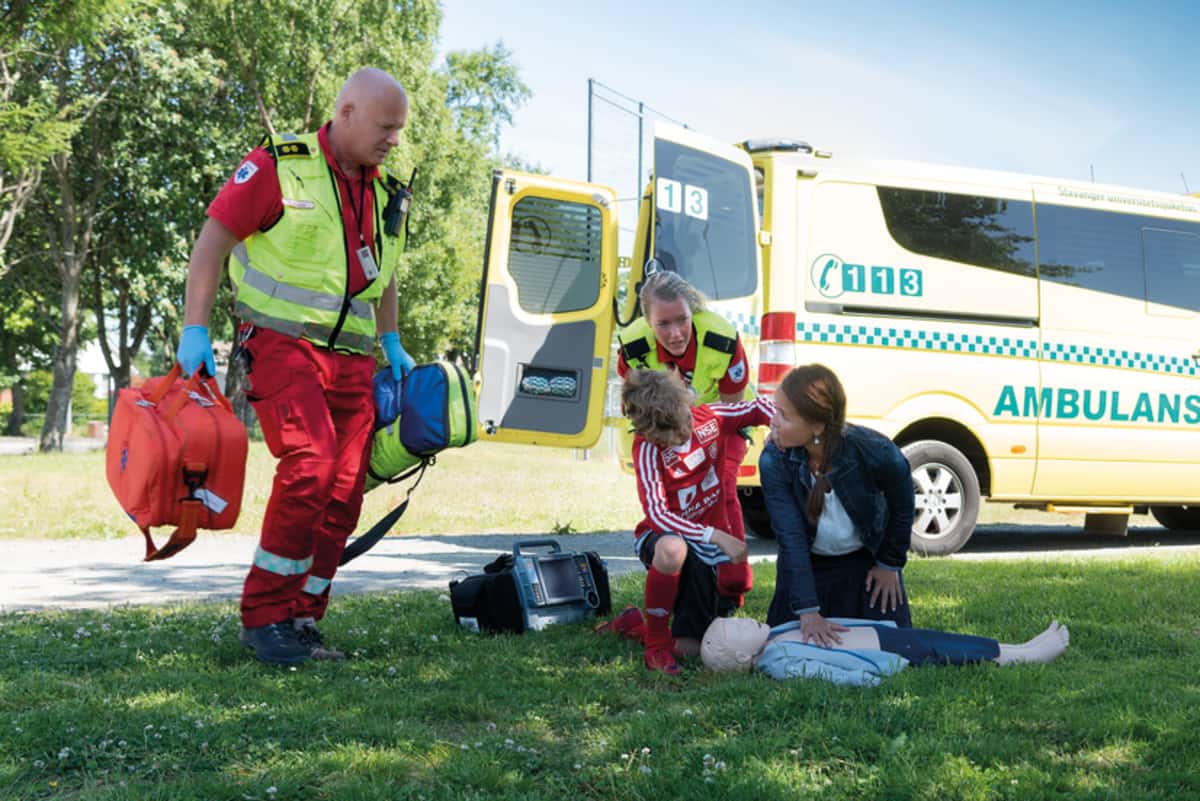 Ratownicy ćwiczący RKO na fantomie pediatrycznym