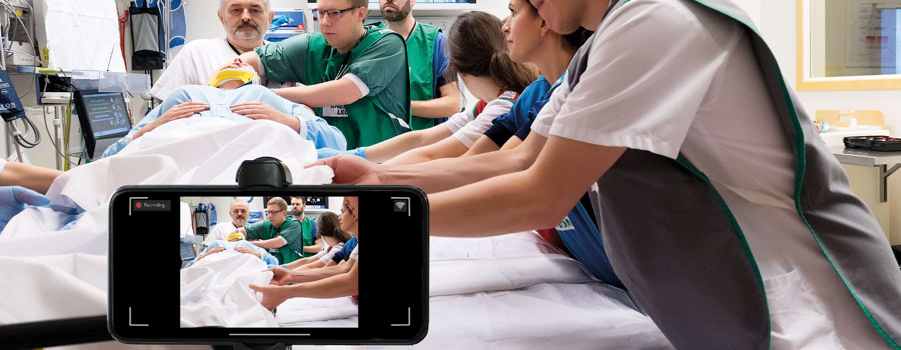 Grupa pracowników służby zdrowia uczestnicząca w szkoleniu symulacyjnym z wykorzystaniem aplikacji SimCapture Mobile