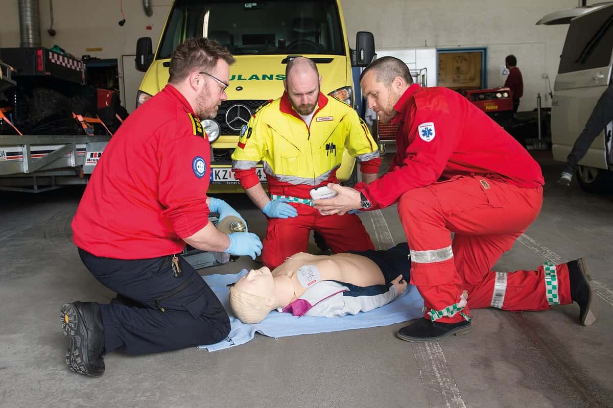 Ratownicy medyczni ćwiczący RKO na pełnopostaciowym fantomie