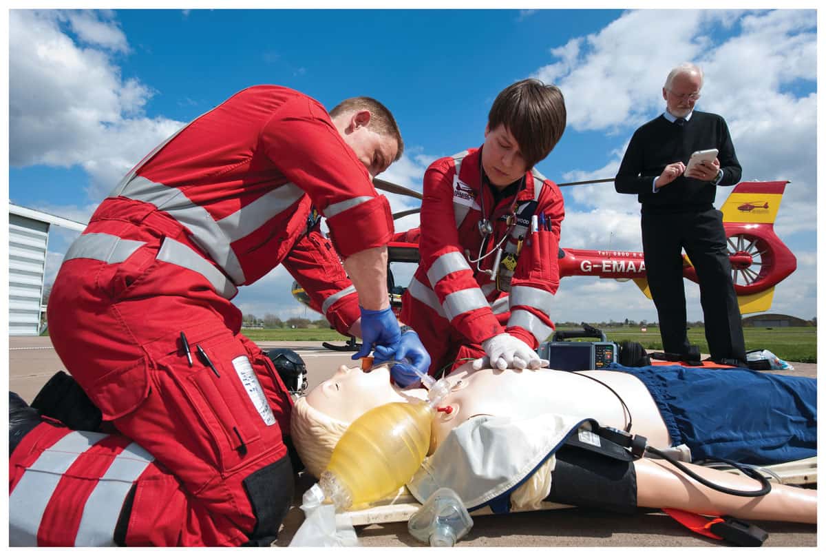 Ratownicy medyczny ćwiczący RKO na symulatorze osoby dorosłej