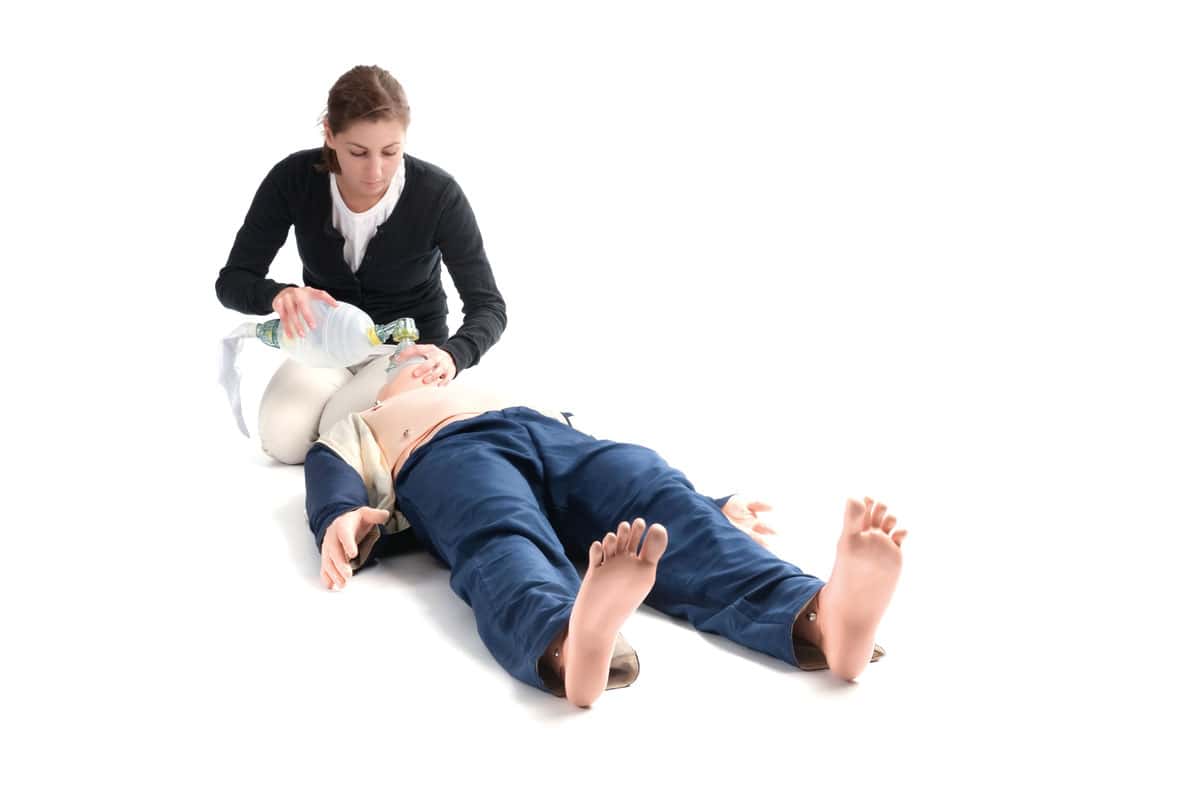 Kobieta ćwicząca zarządzanie drogami oddechowymi na fantomie do ALS