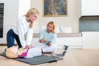 CPR ガイド – お客様のトレーニングに最適な CPR マネキンを選 CPR ガイド – お客様のトレーニングに最適な CPR マネキンを選
